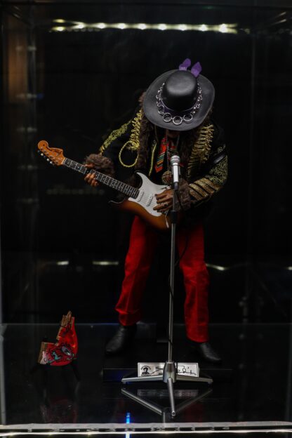 Blitzway: Jimi Hendrix 1/6 Scale Figure with Bonus Hat (Early Bird Exclusive) - Image 11