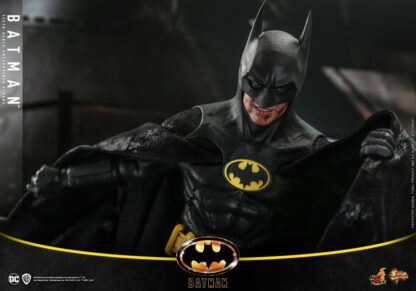 Hot Toys: MMS692 Batman (1989) Batman 1/6th Scale Collectible Figure - Image 9