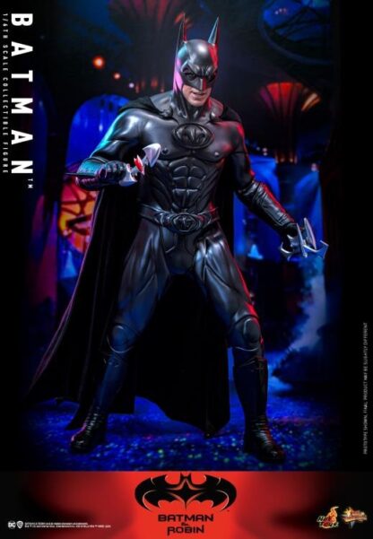 Hot Toys: MMS786 Batman & Robin: Batman 1/6th scale Collectible Figure - Image 8