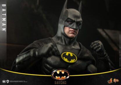 Hot Toys: MMS692 Batman (1989) Batman 1/6th Scale Collectible Figure - Image 4