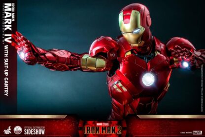 Hot Toys: QS021 Iron Man 2: Iron Man Mark IV Collectible Figure & 1/4th Scale Suit-Up Gantry Set - Image 11