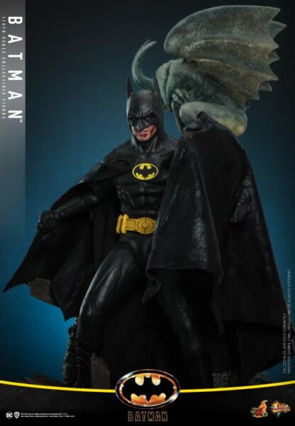 Hot Toys: MMS692 Batman (1989) Batman 1/6th Scale Collectible Figure - Image 7