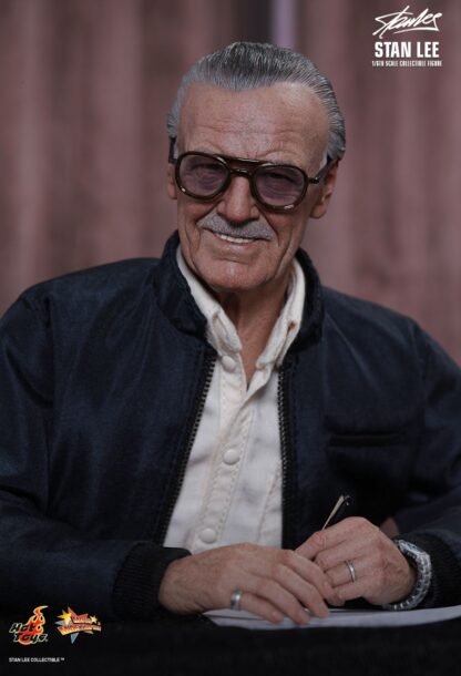 Hot Toys: MMS327 Stan Lee 1/6th Scale Collectible Figure - Image 2