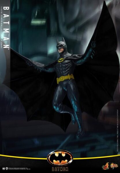 Hot Toys: MMS692 Batman (1989) Batman 1/6th Scale Collectible Figure - Image 17